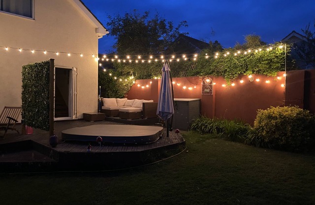 3 Bedroom House, Hot Tub,Torbay, Sleeps 6, Parking