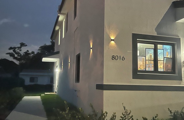 3-bedroom house in beautiful Miami with WiFi, AC. Live the beach life!