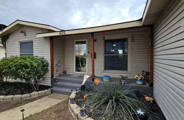 3-bedroom house in Delightful Del Rio, Texas with WiFi , AC. Come take a look.