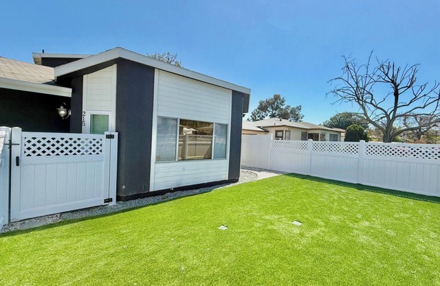 3-bedroom house in lovely San Diego with garage. Enjoy your stay