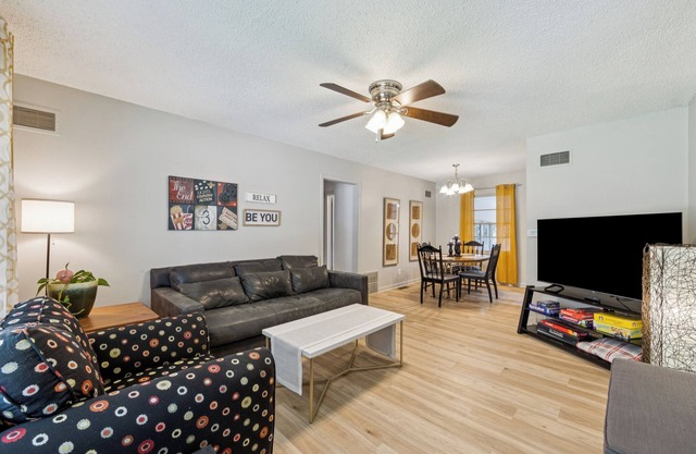 3-bedroom house in lovely Wichita with firepit and sunroom - close to Towne East