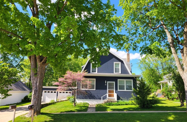 3-Bedroom House Steps From Town and Waterfront!