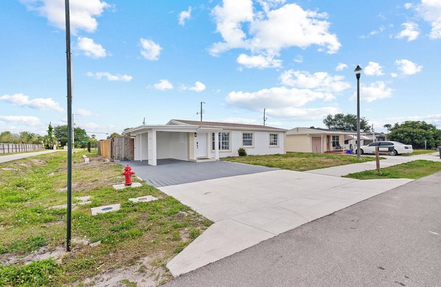 3-bedroom house in charming West Palm Beach with WiFi, AC