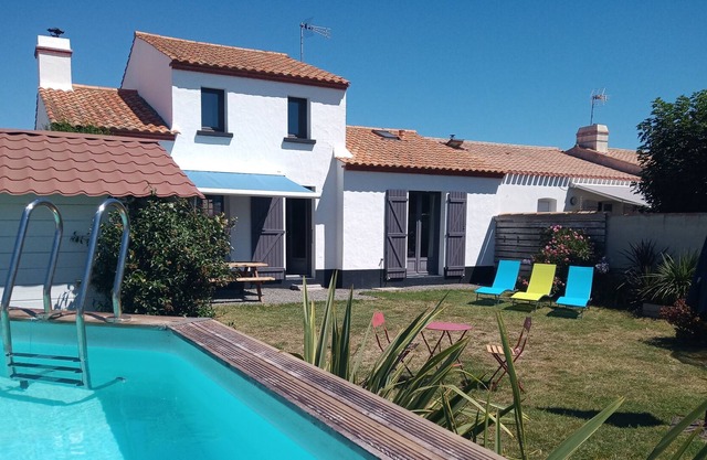 3 bedroom house with swimming pool 700m from the beach