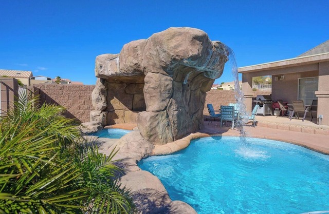 3 bedroom house with private jacuzzi & a beautiful pool with a spectacular view.