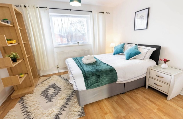 3 Bedroom house with free Private parking, Aylesbury, Dalston cl