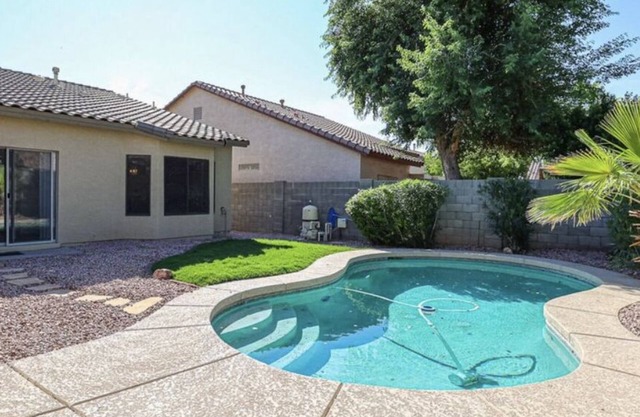 3-bedroom house with TVs, grill, private pool and WiFi in wonderful Avondale