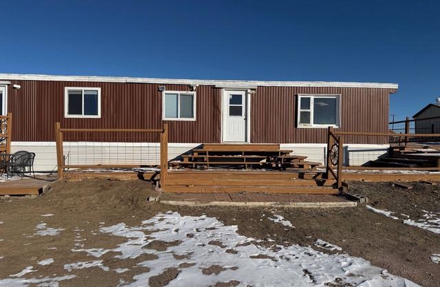 3-bedroom mobile home with horse pasture in welcoming Evansville with WiFi