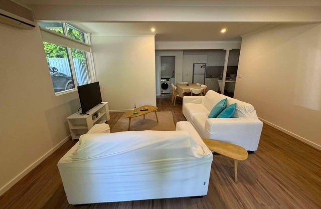 3 Bedroom, pet friendly unit, 2min walk from main street, beach and supermarket.