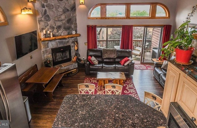 3-Bedroom Renovated Lakeview Townhouse Near Wisp