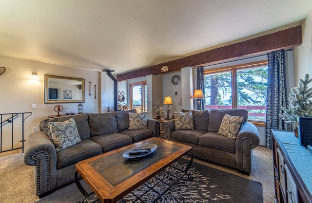 3 Bedroom Townhome with Views Near The Village at Mammoth! Wifi!