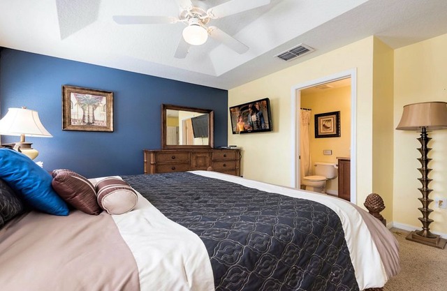 3 Bedroom Townhome with free WiFi/Crib, only 1.5 miles to Disney