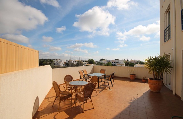 3 bedrooms, 50 m2 private terrace, air conditioned all rooms, renovated 2022