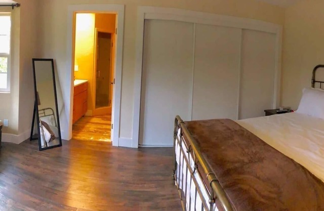 3 bedrooms all with queen-size beds, and 2 bathrooms.