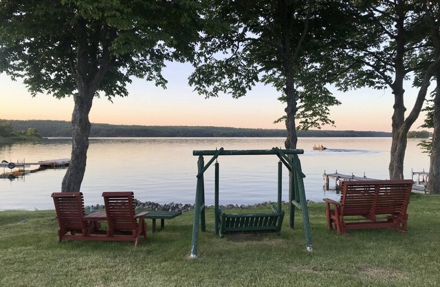 3 bedrooms Cozy Cabin on Westport Ontario, Family and pet friendly !