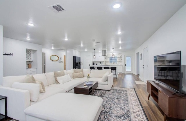 3 beds Houston HOME, Close NRG Stadium & Rodeo