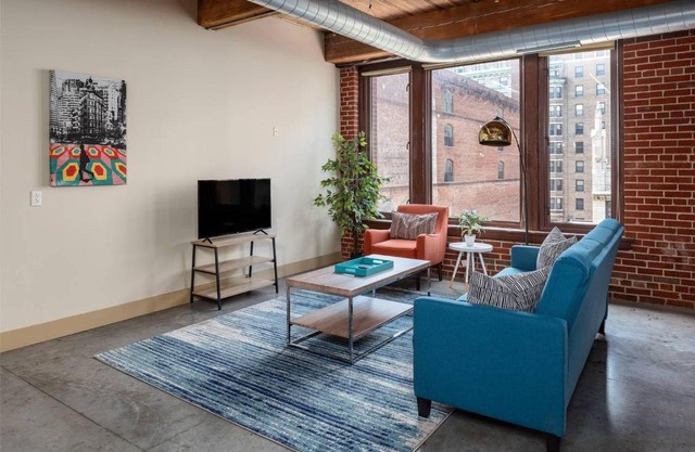 3+br/2ba Loft - Prime Downtown Locale