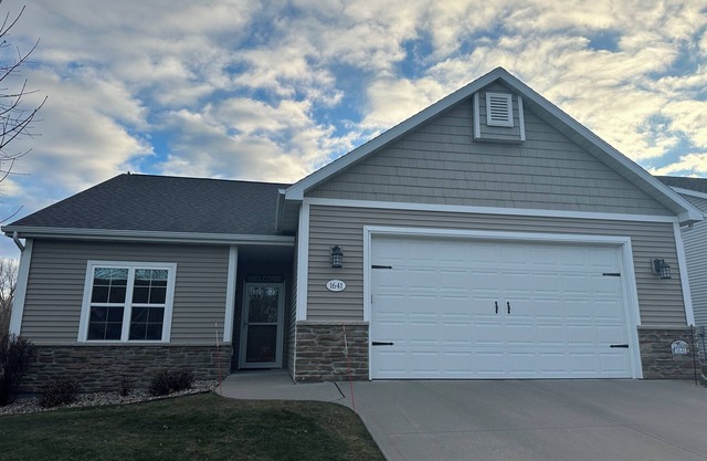 3-br 3 bath 3 miles to Appleton Airport, 15 min to EAA
