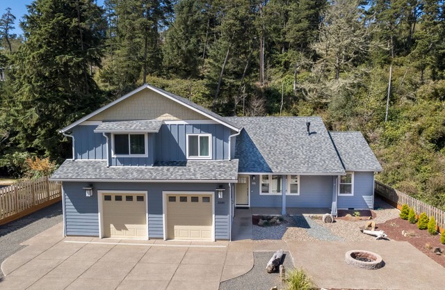 3 BR/3BA vacation home- minutes from the beach!