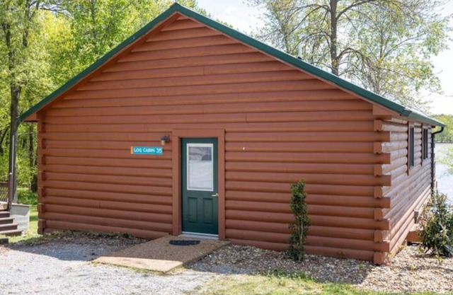3 BR Lakefront Log Cabin - Bring the Dog