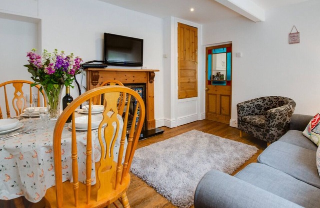 3 Cardiff Road - Two Bedroom House, Sleeps 4