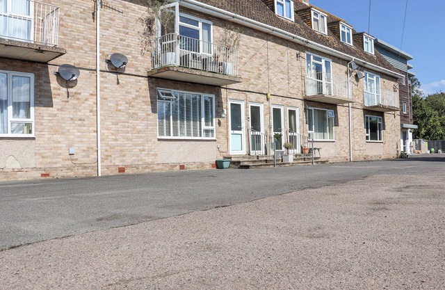 3 ELM COURT, pet friendly, with a garden in Hythe