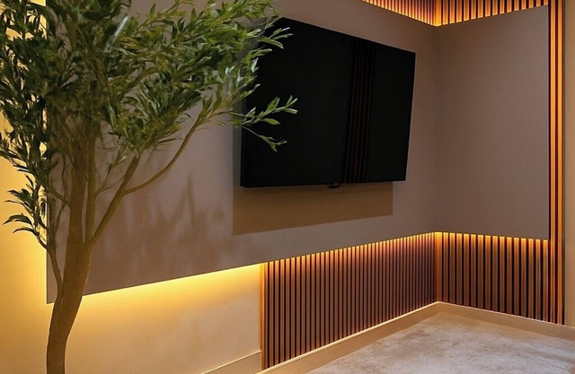 3 KING BEDS Free parking Steps from Everything