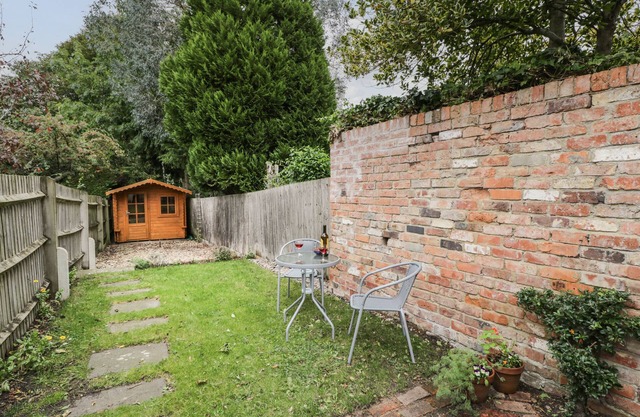 3 LAKE COTTAGES, romantic, with a garden in Prestbury