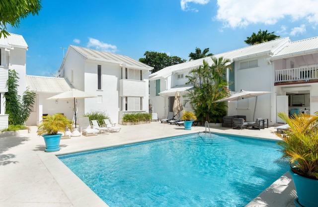 3 Mango Court, luxury townhouse, 10 mins walk to beautiful sandy beaches.