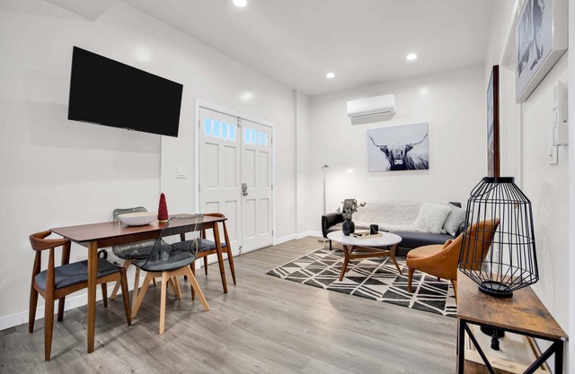 3 mi Downtown LA or Stadium. Parking + W/D