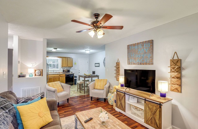 3 Mi to Cherokee Reservoir: ‘Blue Haven Bungalow’