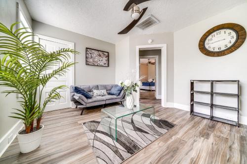 3 Mi to Dtwn Cozy Apt with Yard in Louisville!