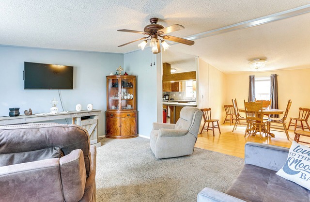 3 Mi to Dtwn: Pet-Friendly Farm Retreat in Paris!