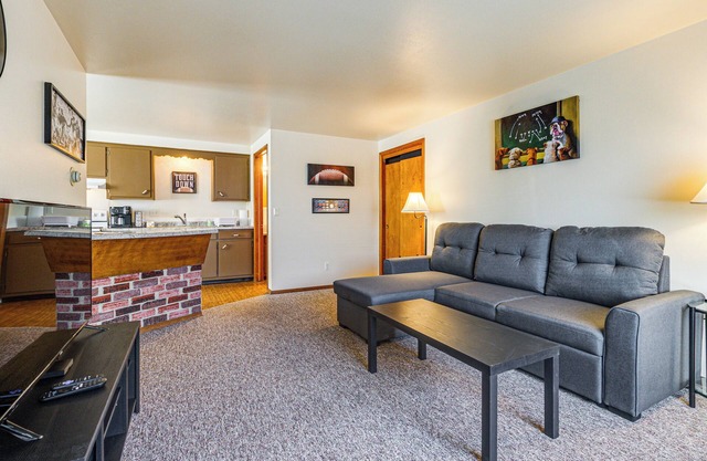 3 Mi to Lambeau Field: Ideally Located Townhome!