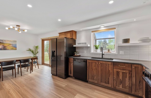 3 Min to Road America, outdoor deck, grill, & fire table