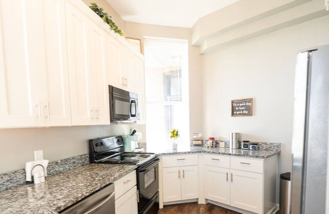 <3 of city, king bed, pet friendly & custom kitchen