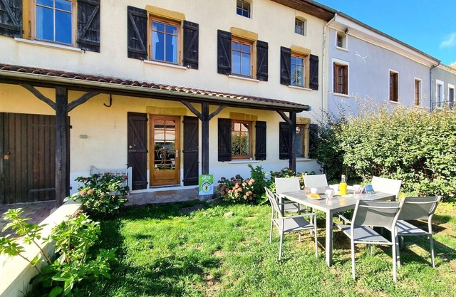 3-star cottage for 6, pets allowed, Saint-Haon-le-Châtel