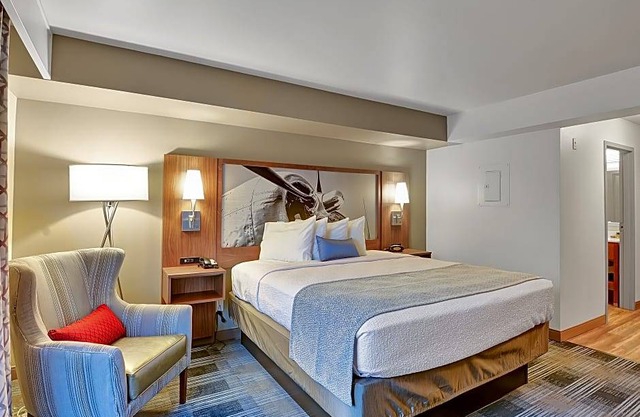 3-Star Hotel ∙ Best Western Plus Navigator Inn & Suites