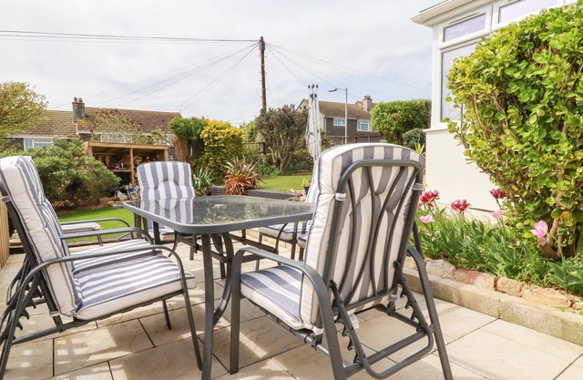 3 SUMMER LANE PARK, pet friendly, with open fire in Pelynt