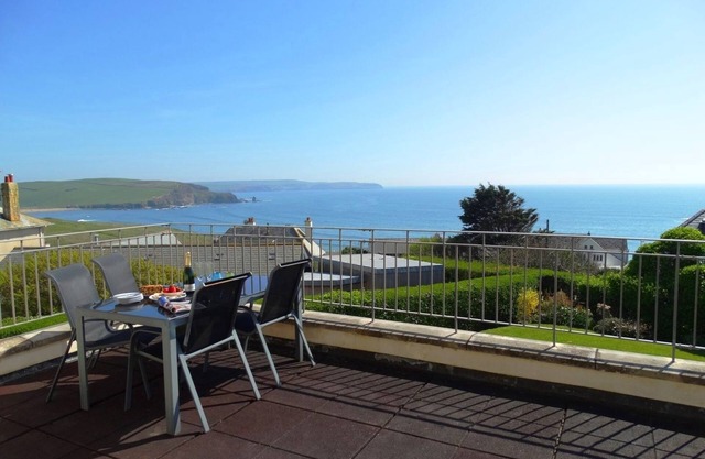 3 TARIFA, family friendly, country holiday cottage in Bigbury-On-Sea