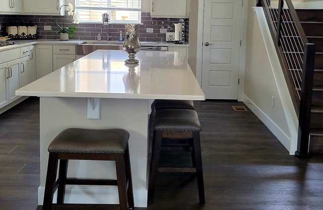 30 Day min stay Newer 3 Bed 3 Bath Rooftop House close to Outlet Malls