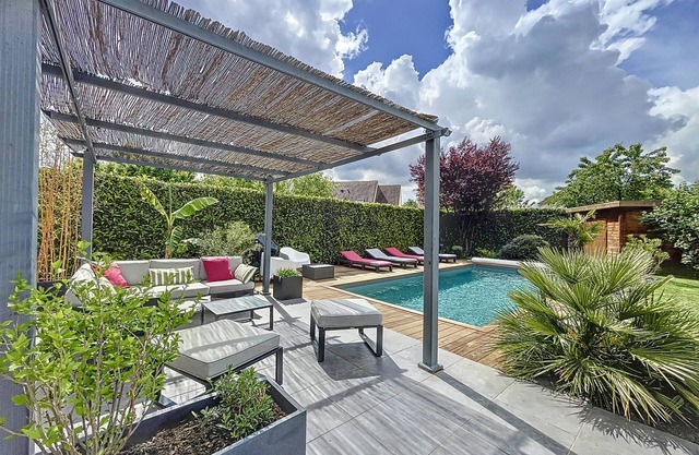 30 KM from Paris, quiet house with heated swimming pool