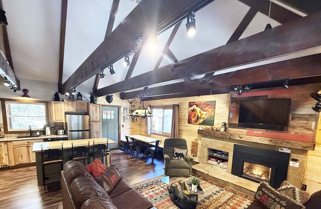 30 Min to YNP|Rustic Charm|Modern Amenities|AC|Arcade|Bear Paw Lodge|Island Park