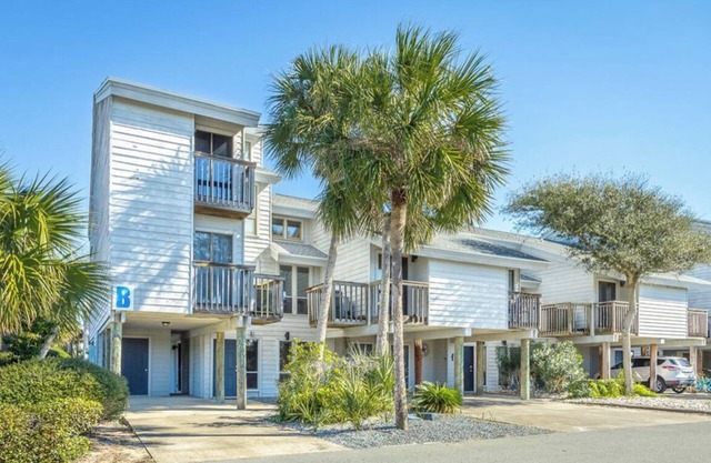 300 Ocean Mile B1, 3 bed 3 bath, Pet Friendly, community pool., SGI State Park.