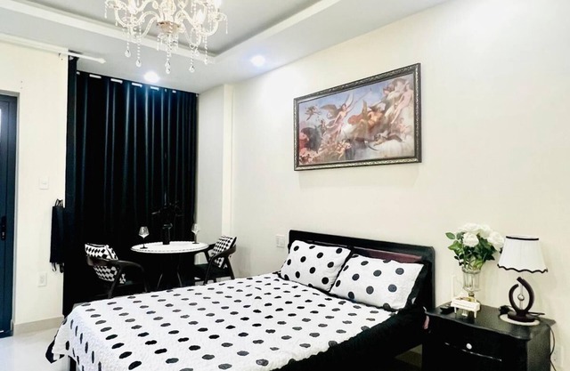 301 Balcony, 75 inch TV, En-suite, Smoking Allowed, Elevator Access