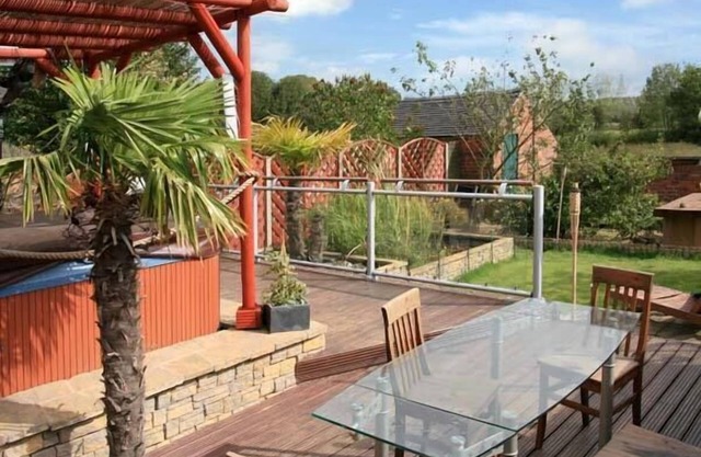 302 OVER LANE COTTAGE, pet friendly, with hot tub in Belper