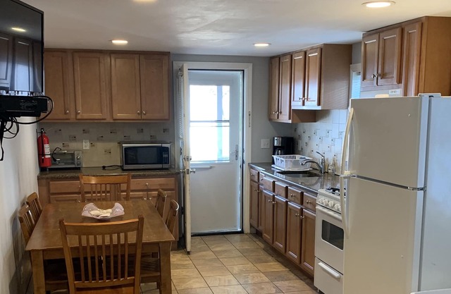 304 Webster 1st floor apartment- sleeps up to 8 w/beach badges - walk to beach