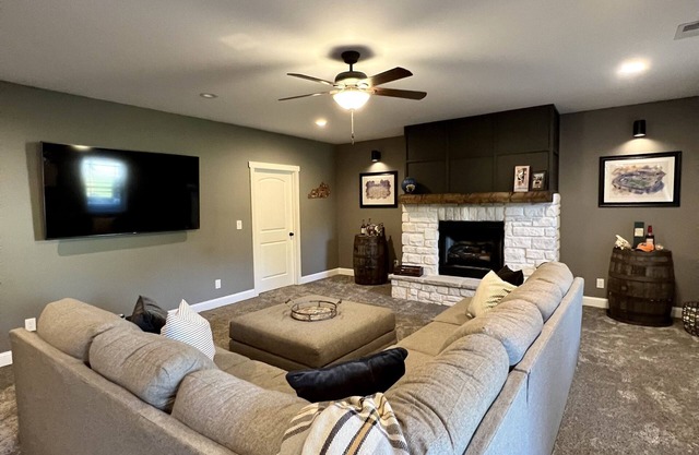 30mins to Railbird, Kentucky Proud Park- Lexington, KY. Ranch home with hot tub!