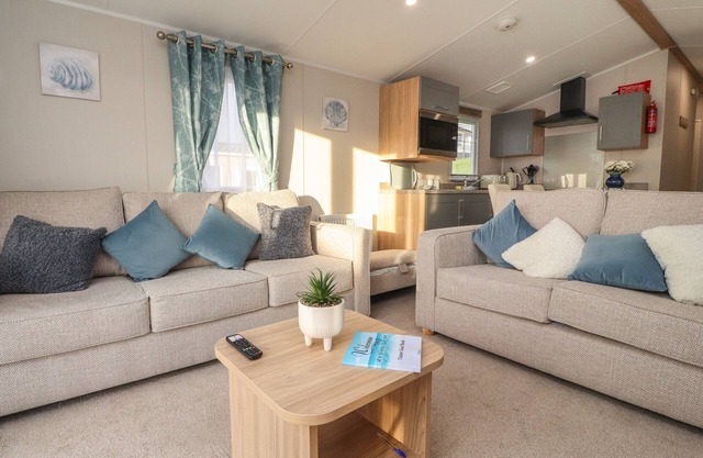 32 BAYVIEW, pet friendly, country holiday cottage in Heysham