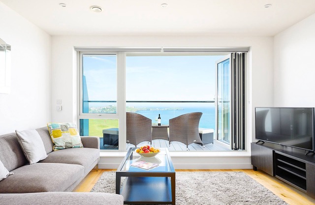 32 ONE Lusty Glaze - Apartment with breath taking sea and coastal views, lift, car parking